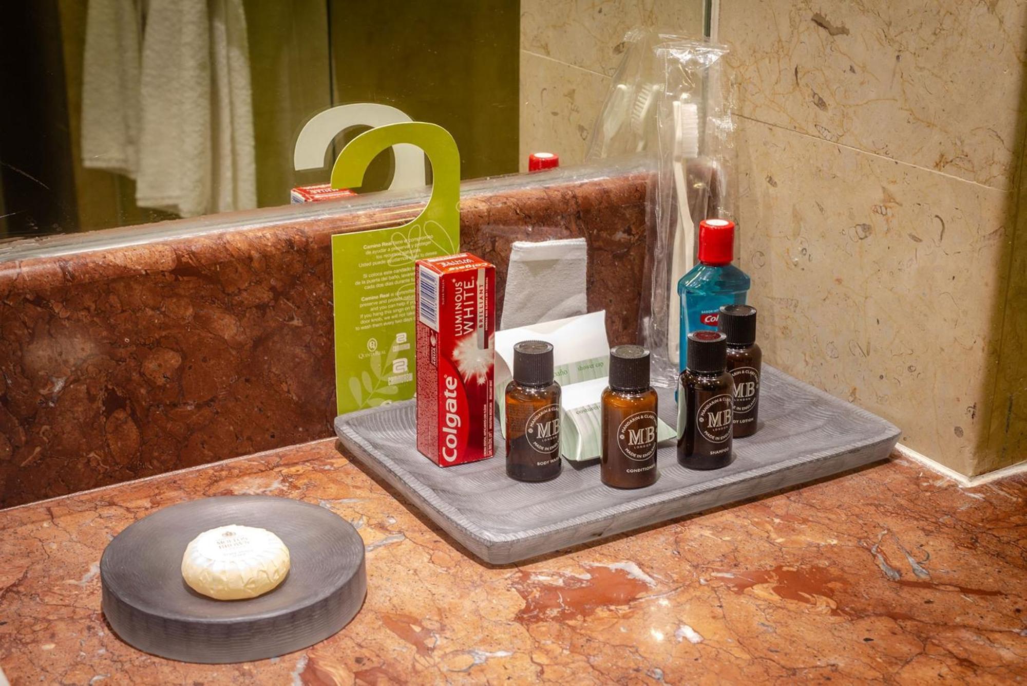 Camino Real Pedregal Mexico Hotel Ngoại thất bức ảnh A bathroom tray with amenities